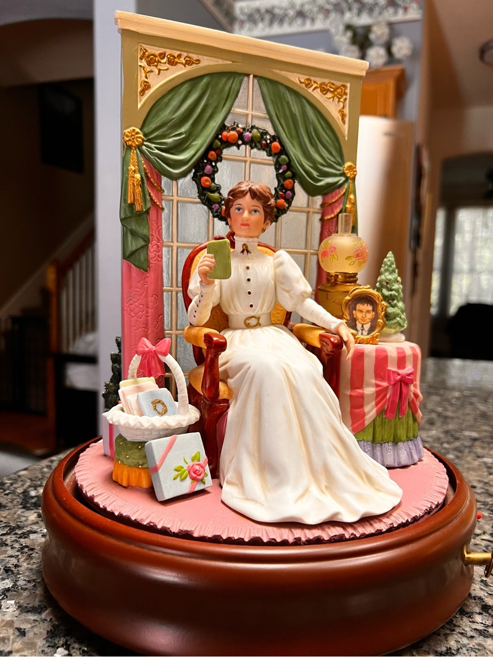 Avon Vintage Classic Christmas Wind Up Music Box Decor